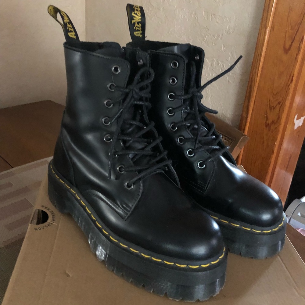 Basically NEW Dr. Martens Jadon 8-Eye Boot
